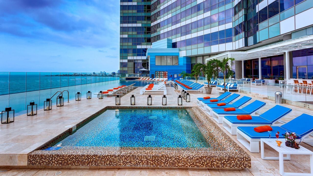 Sistemas para ahorrar energía, habitaciones inteligentes y mejoras en la zona de la piscina: el Hotel Intercontinental de Cartagena se la juega por el turismo de reuniones