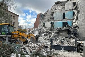 Esta fotografía tomada y publicada por el Servicio de Emergencia de Ucrania el 17 de octubre de 2023 muestra a los rescatistas limpiando escombros para encontrar a las personas bajo los escombros de un edificio residencial destruido.