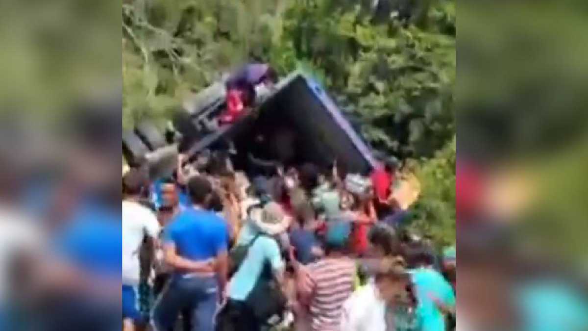 Habitantes del sector saquearon el camión y no auxiliaron al conductor que estaba herido. Foto: Captura de video @luchovoltios.
