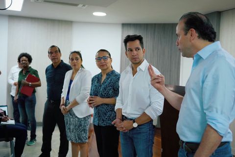 El alcalde Alejandro Eder hizo el anuncio en compañía del secretario de Salud de Cali, Germán Escobar.