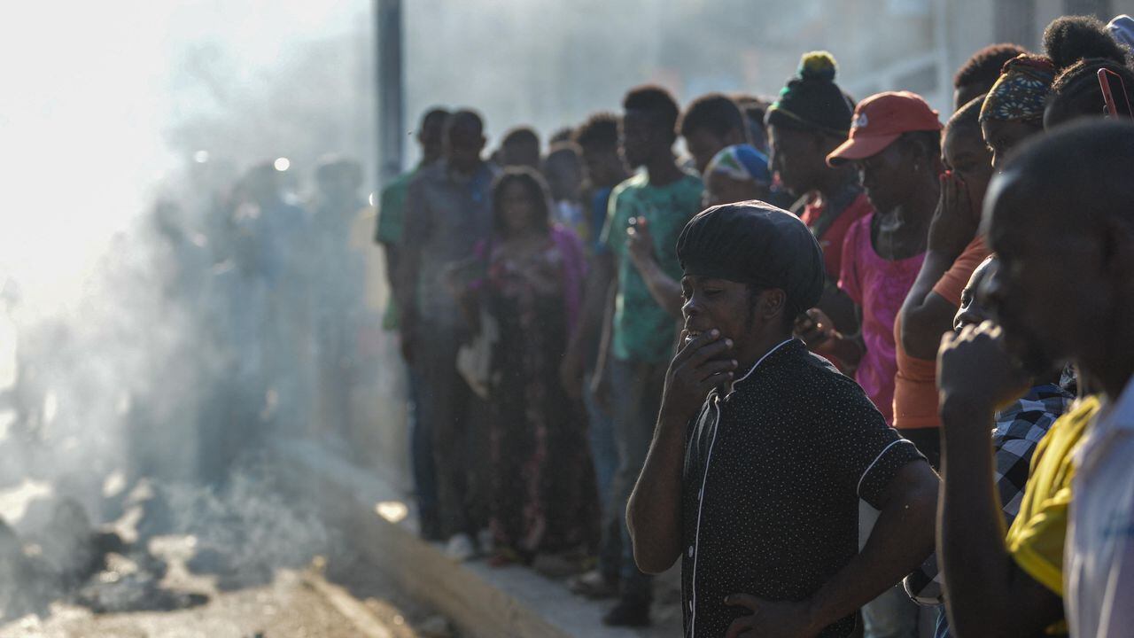 Un nuevo hecho de violencia -que agrava la situación en Haití- se produjo este lunes, luego de que una turba golpeó y quemó con neumáticos empapados de gasolina a 13 presuntos pandilleros hasta causarles la muerte. (Photo by RICHARD PIERRIN / AFP)