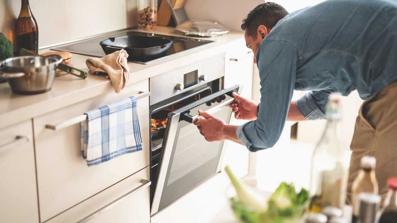 Estos son los peligros de guardar ollas y sartenes en el horno de la estufa