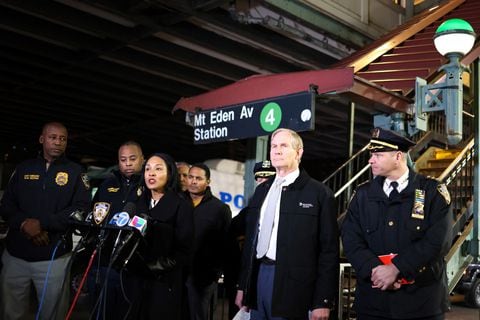 La primera subcomisionada del Departamento de Policía de Nueva York (NYPD), Tanya Kinsella, habla con la prensa en la entrada de la estación de metro Mt. Eden Avenue en el distrito del Bronx de Nueva York después de que seis personas resultaron heridas y una persona en estado crítico tras un tiroteo en el estación de metro el 12 de febrero de 2024. Las autoridades fueron alertadas poco después de las 16:30 horas (21:30 GMT) y un paciente en estado crítico fue trasladado al hospital, al igual que cuatro personas en estado grave y una con heridas leves, informó el departamento de bomberos. No se dio ningún motivo para el tiroteo.(Photo by Charly TRIBALLEAU / AFP)