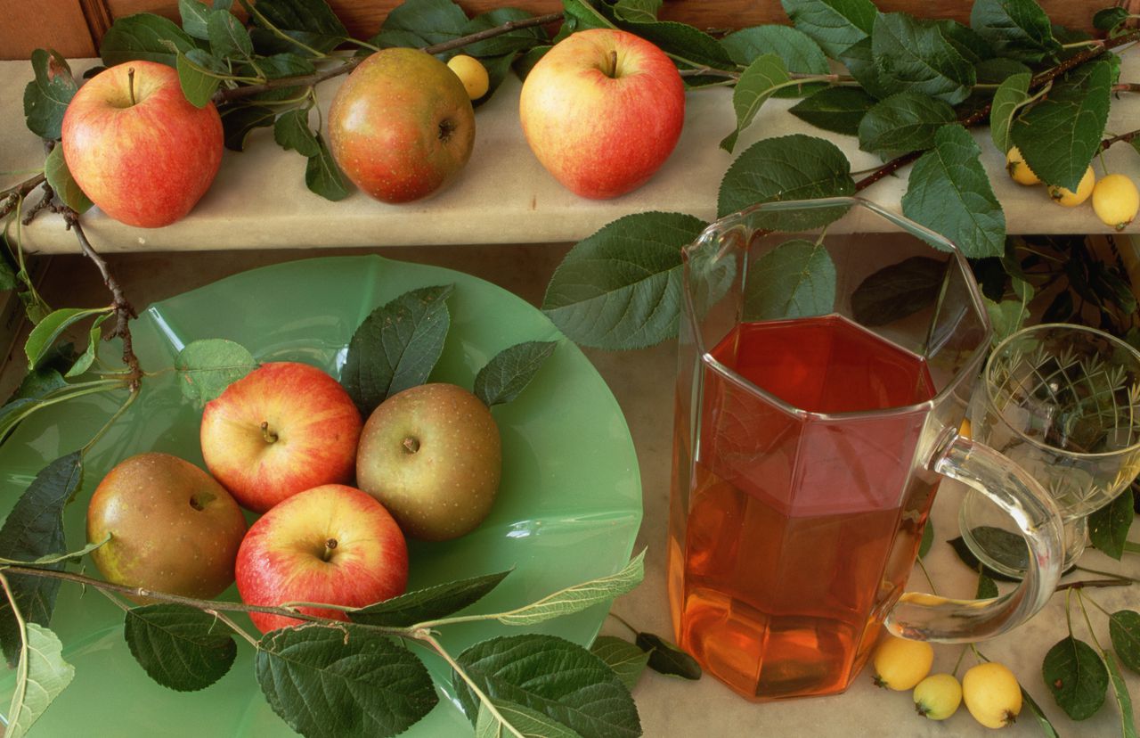 El jugo de manzana cuenta con múltiples beneficios para la salud a nivel interno y externo.