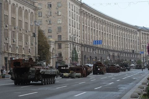 Exposición de equipo militar ruso destruido en la calle Khreshchatyk en preparación para el Día de la Independencia de Ucrania
