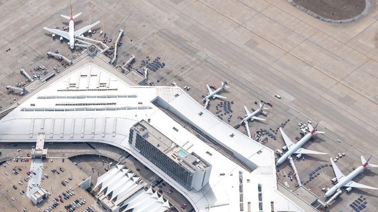 Las operaciones del Aeropuerto Internacional de Dallas-Fort Worth fueron suspendidas este viernes como consecuencia de un incendio que se registró en los complejos de almacenamiento de combustible del terminal aéreo.