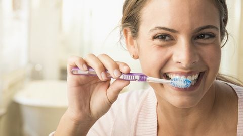 Mantener una sonrisa saludable comienza con el cepillo de dientes.