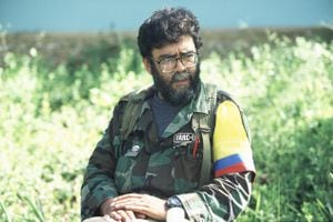 ALFONSO CANO COMANDANTE DE LAS FARC FOTO GERARDO GOMEZ - REVISTA SEMANA29 JUNIO 2000