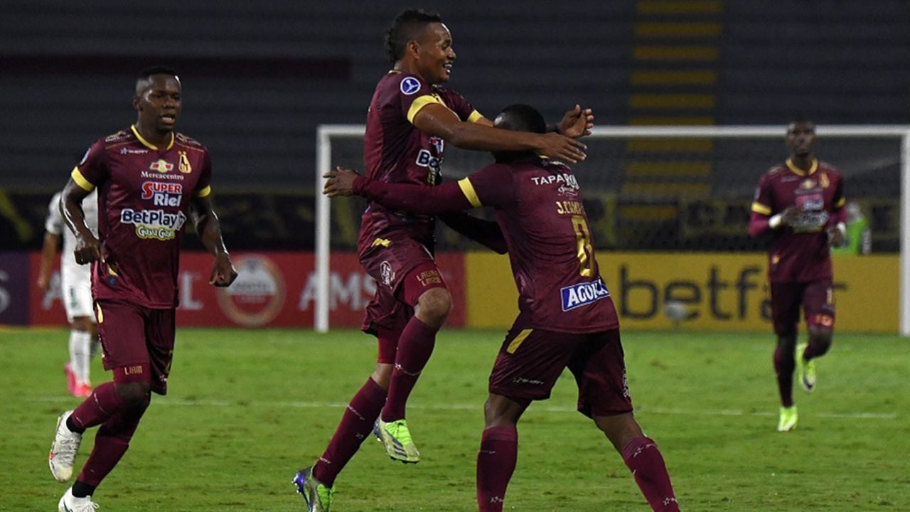 Jaminton Campaz celebra con sus compañeros uno de los goles que le dieron la victoria al Tolima.