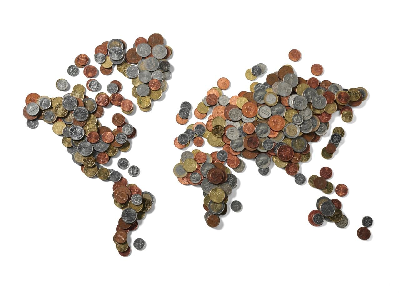 Mapa del mundo hecho de moneda. Aislado en blanco, con trazado de recorte
