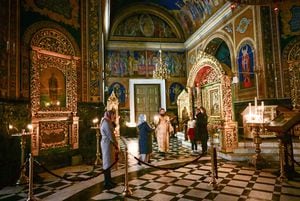 Los creyentes moldavos asisten a la misa vespertina en la Catedral Metropolitana 'La Natividad' en Chisinau el 13 de noviembre de 2023.