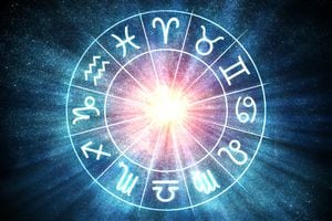 A través de la astrología se hace la interpretación del horóscopo.