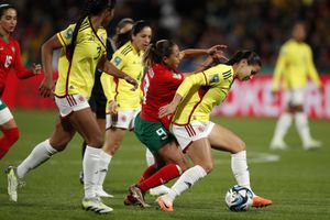 Ibtissam Jraidi de Marruecos desafía a Lorena Bedoya Durango de Colombia, a la derecha, durante el partido de fútbol del Grupo H de la Copa Mundial Femenina entre Marruecos y Colombia en Perth, Australia, el jueves 3 de agosto de 2023. (Foto AP/Gary Day)