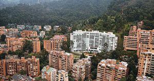 Hay construcciones en los cerros que se han desarrollado en áreas protegidas. Foto: Archivo Semana