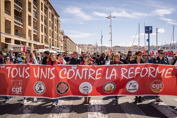 Manifestantes de la Confederación General de Trabajadores. Protesta contra la reforma pensional en Marsella, Francia, 6 de abril de 2023.