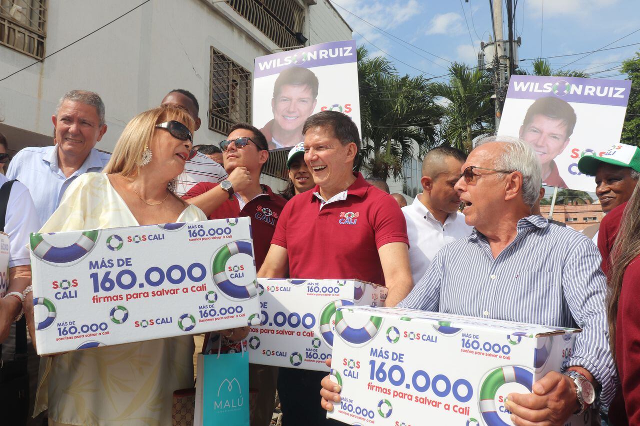 Wilson Ruiz ex ministro de justicia y candidato a la alcaldía de Cali . Ruiz presentó en la registraduría de los cámbulos 160 mil firmas para inscribir su candidatura independiente.