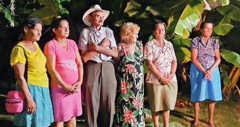    Don Víctor, a sus 92 años, convive con sus esposas y parte de sus hijos. Tiene más de 100 nietos y su fama trascendió fronteras. Es uno de los hombres más fértiles de Colombia y Latinoamérica. El menor de sus hijos tiene 13 años. 