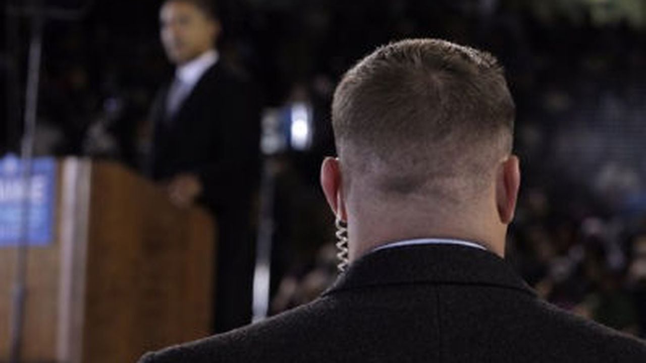 Un miembro del Servicio Secreto custodia al presidente estadounidense, Barack Obama, durante un acto público.