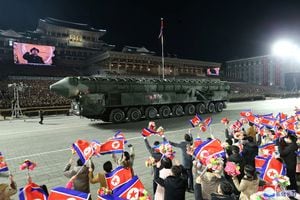 Se muestra un misil mientras el líder norcoreano Kim Jong Un se ve en pantallas gigantes durante un desfile militar para conmemorar el 75 aniversario de la fundación del ejército de Corea del Norte, en la plaza Kim Il Sung en Pyongyang, Corea del Norte, el 8 de febrero de 2023.