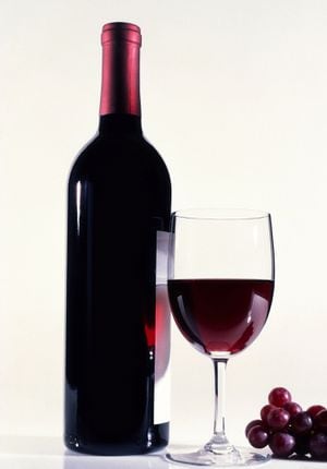 El vino tinto puede cambiar el tono de los dientes si se consume en exceso y no se lava la boca después de ingerirlo.