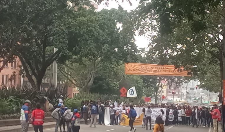 Estudiantes de la Universidad Pedagógica protestan exigiendo una reforma a la educación.