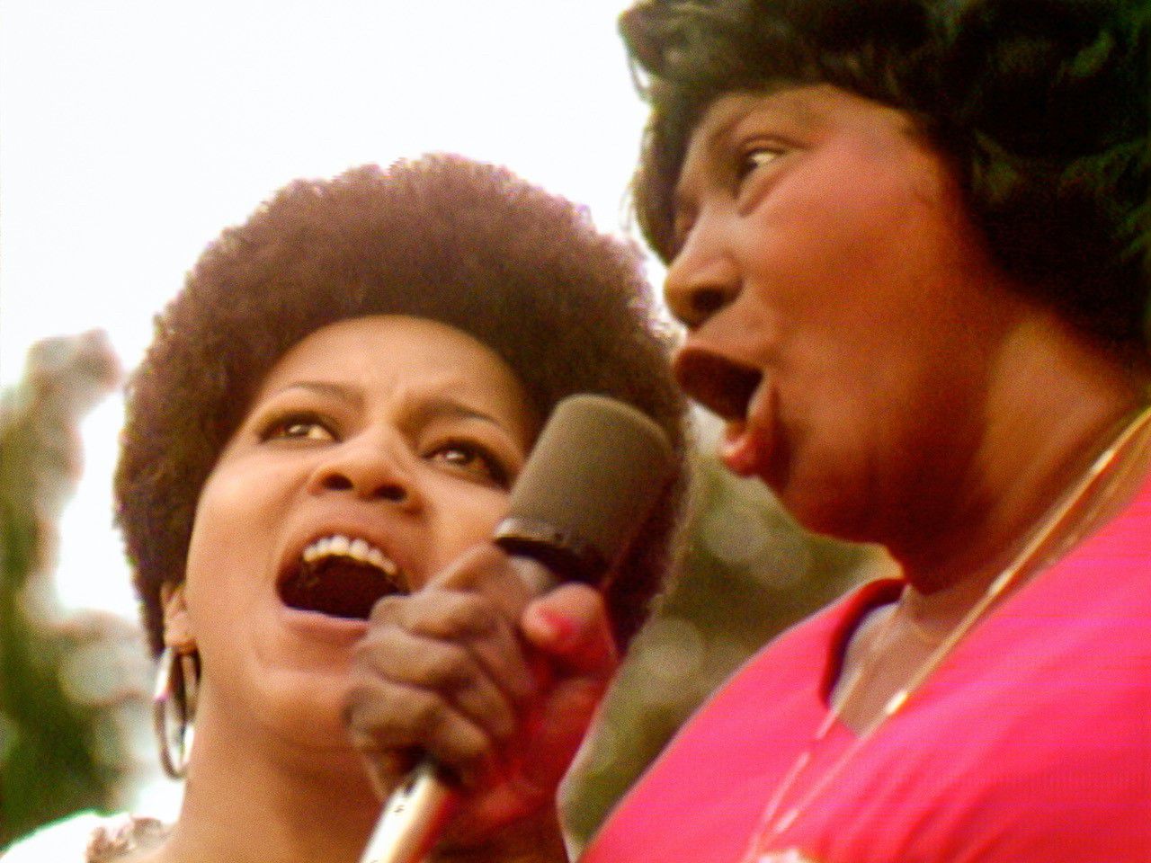 Mavis Staples y Mahalia Jackson en un dueto en el Harlem Cultural Festival de 1969.