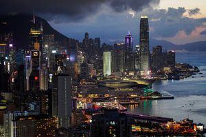 HONG KONG, CHINA - 2023/07/05: Se ven edificios y rascacielos en el distrito de la isla de Hong Kong. 