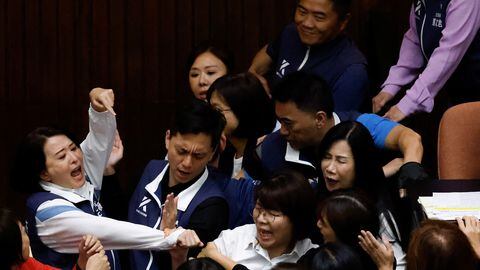 Los legisladores taiwaneses discuten e intercambian golpes durante una sesión parlamentaria en Taipei, Taiwán, el 17 de mayo de 2024.