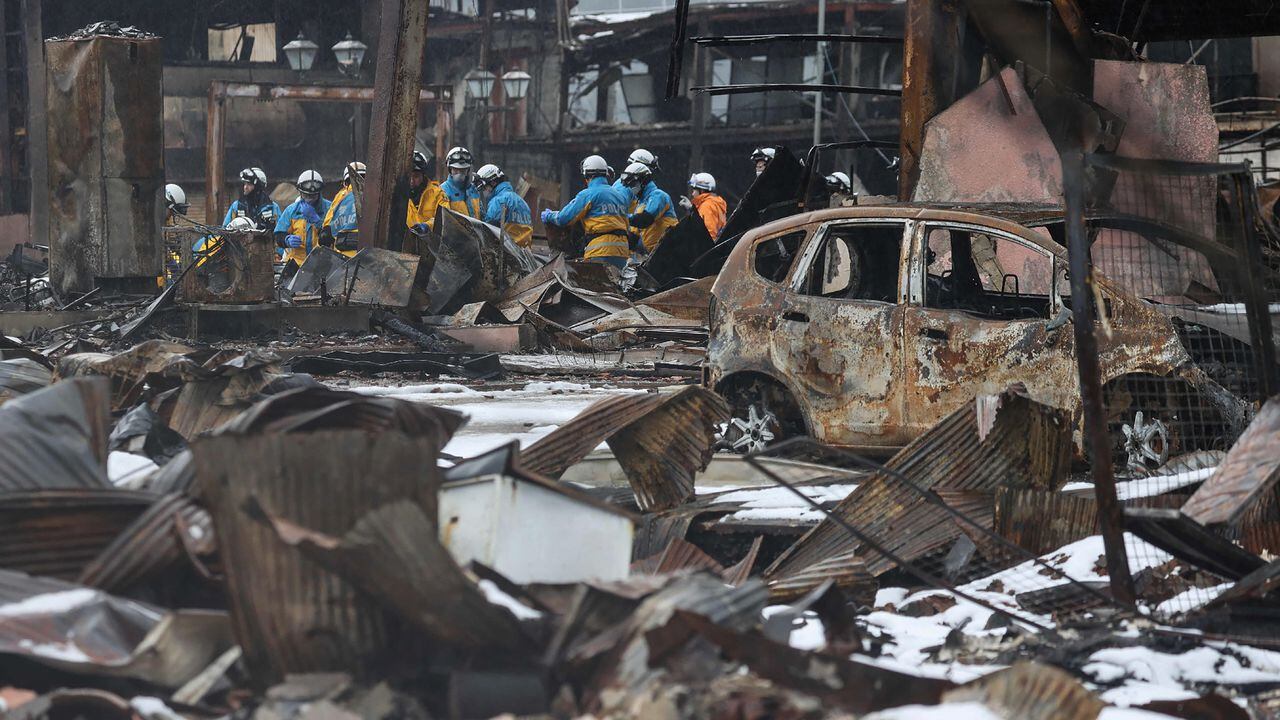 Socorristas buscan personas vivas entre los escombros en el terremoto en Japón