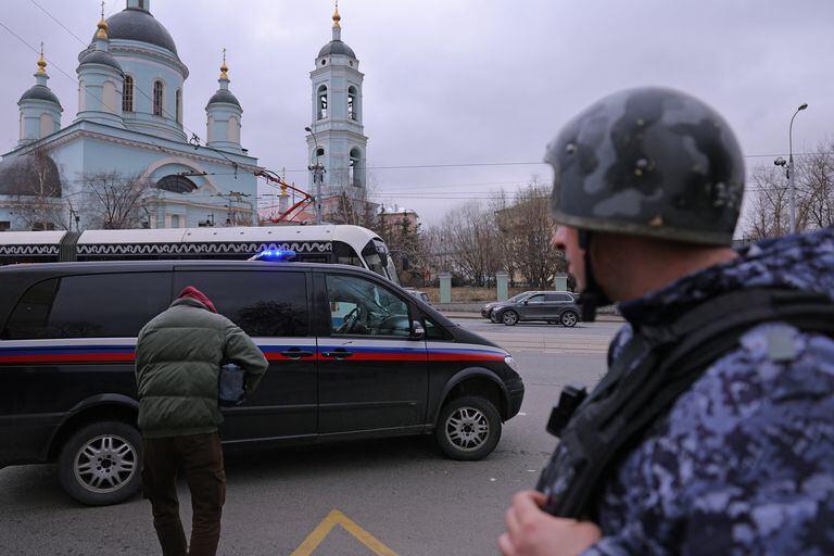 Un vehículo que transportaba al reportero de The Wall Street Journal Evan Gershkovich, detenido bajo sospecha de espionaje, se aleja de un edificio judicial en Moscú