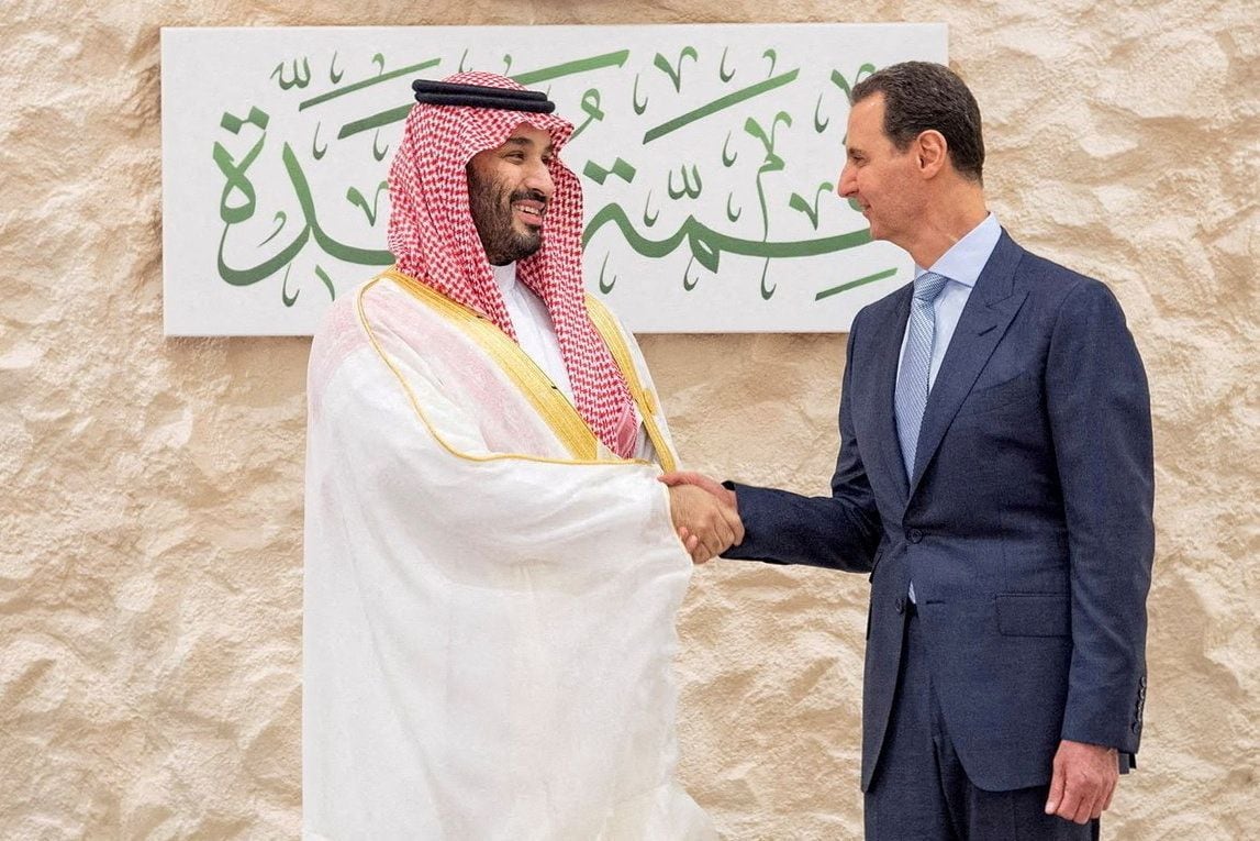 El príncipe saudí Mohammed Bin Salmán estrecha su mano con Al-Asad mostrando gentileza en medio de adversidad diplomática.