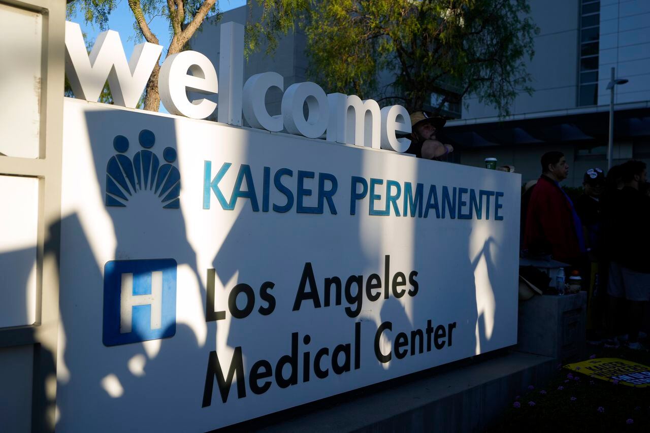 Se muestra un cartel en una manifestación de trabajadores de la salud de Kaiser Permanente frente al Centro Médico Kaiser Permanente Los Ángeles en Los Ángeles el miércoles 4 de octubre de 2023.