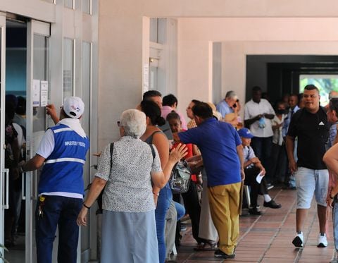 Cali: Largas filas para lograr el beneficio del descuento en el pago de impuesto que vence hoy 30 de junio. Foto José L Guzmán. El País.