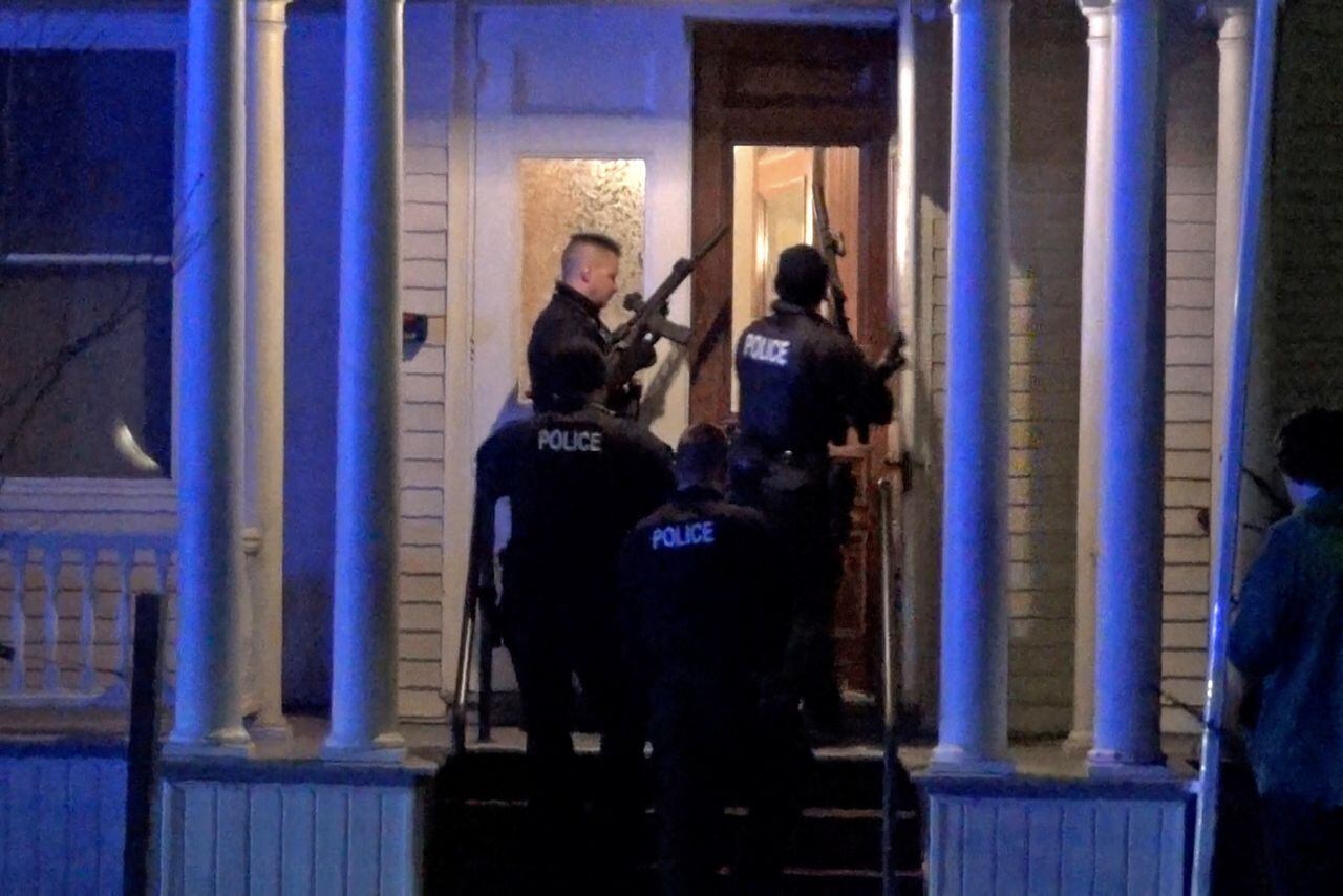 La policía registra una casa en el vecindario después de que un hombre armado disparara e hiriera a tres estudiantes universitarios de ascendencia palestina en Burlington, Vermont