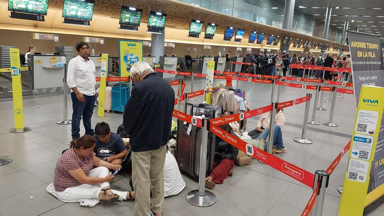 Muchos pasajeros de Viva Air aguardan que desde la aerolínea o de parte de alguna autoridad nacional, se entregue una solución frente a los vuelos que no pudieron abordar desde el Aeropuerto El Dorado.
