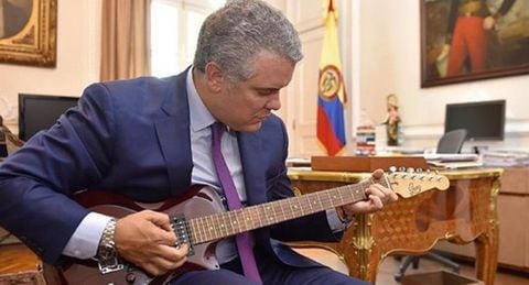 Expresidente Iván Duque tocando la guitarra