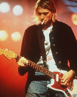 El cantante estadounidense Kurt Cobain se hizo mundialmente famoso como líder de la banda Nirvana.Su adicción a la heroína y sus problemas de depresión eran bien conocidos.En 1994, un electricista que llegó a su casa para instalar un sistema de seguridad lo descubrió muerto.En el lugar había una pistola y, según la autopsia, la causa de la muerte fue un disparo en la cabeza. Las circunstancias llevaron a concluir que fue un suicidio.Las teorías de la conspiración comenzaron pronto. Un investigador privado pagado por la esposa de Cobain, Courtney Love, sugirió que había sido asesinado.