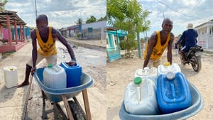 Este poblador de la isla se dedica a vender  agua.