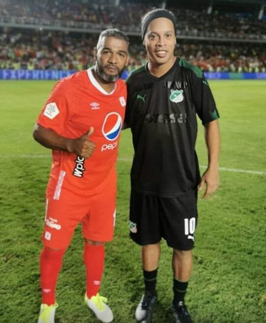 'Palmira' Salazar junto a Ronaldinho en el juego de exhibición disputado en el 2019.