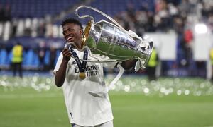 PARIS, FRANCE - MAY 28: Vinicius Junior of Real Madrid celebrates with the UEFA Champions League trophy after the UEFA Champions League final match between Liverpool FC and Real Madrid at Stade de France on May 28, 2022 in Paris, France. (Photo by Matthew Ashton - AMA/Getty Images)