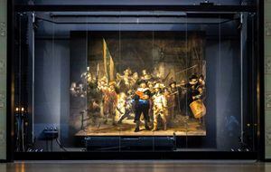 The remounted 1642 'Night Watch' is put in place at the Rijksmuseum Museum during 'Operation Night Watch',  the largest ever investigation into the painting by Dutch master Rembrandt in Amsterdam on June 22, 2021. - Using advanced technology the museum is able to determines how best to preserve the masterpiece for future generations. Foto de Remko de Waal / ANP / AFP).