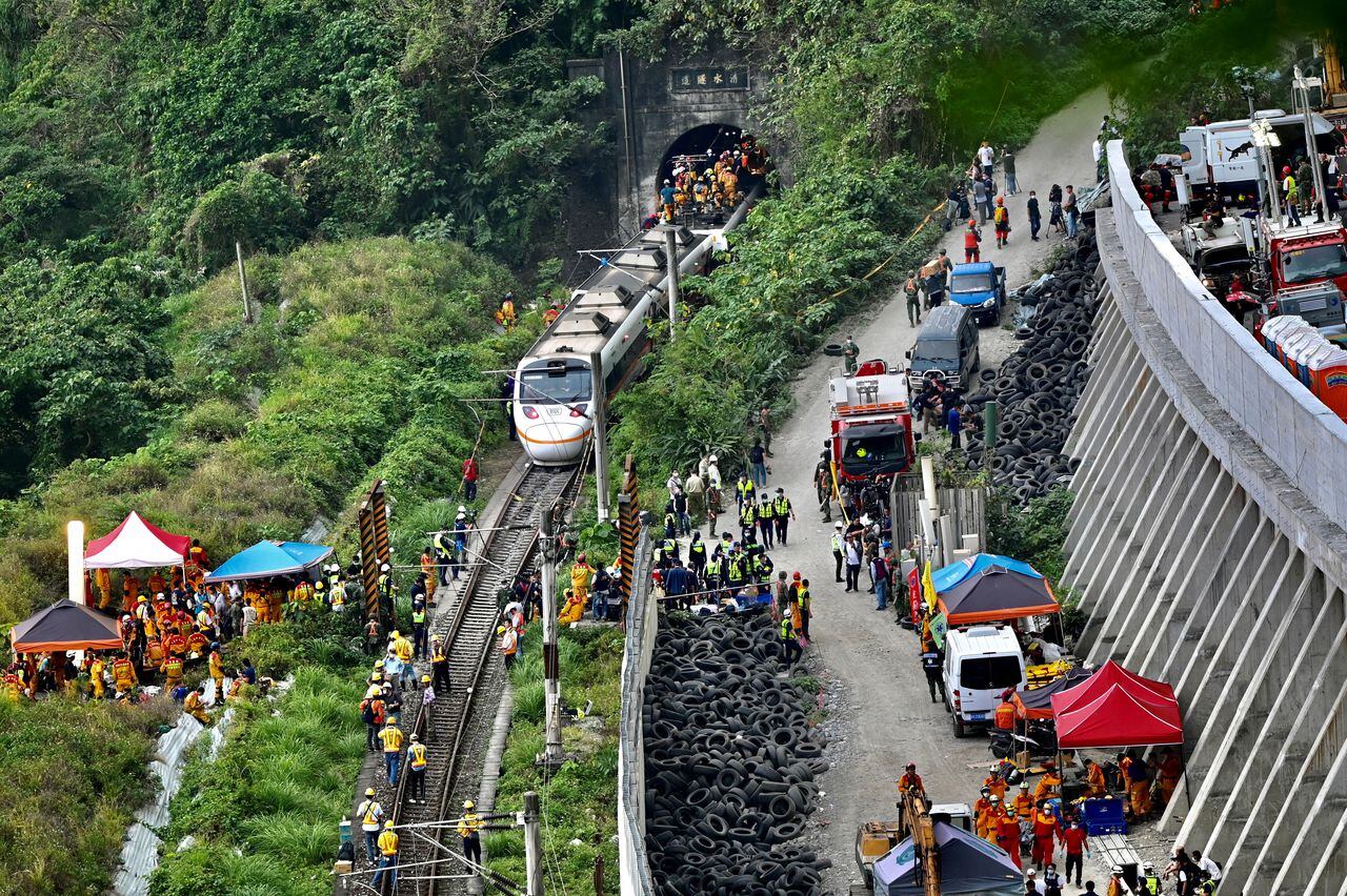 Al menos 51 personas mueren en accidente de tren en Taiwán