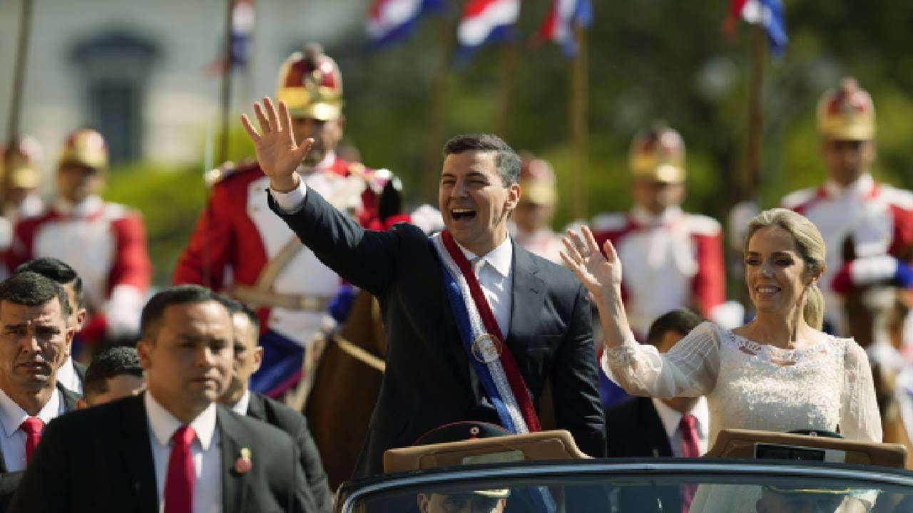 El nuevo presidente de Paraguay, Santiago Peña, y su esposa, mientras se dirigen a la Catedral el día de la toma de posesión.
