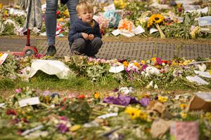 Gente deja ofrendas florales a la reina Isabel II al día siguiente de su funeral en el Green Park de Londres, martes 20 de setiembre de 2022. (AP Foto/Vadim Ghirda)
