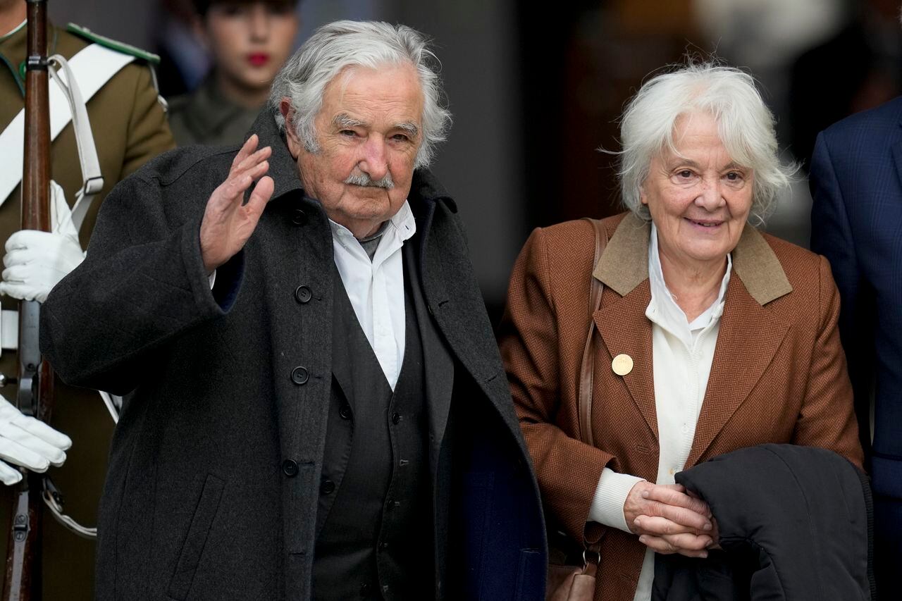 El expresidente de Uruguay José Mujica, izquierda, y su esposa Lucía Topolansky ingresan al palacio presidencial de La Moneda para una ceremonia que marca el 50 aniversario del golpe militar que derrocó al gobierno del fallecido presidente Salvador Allende en Santiago, Chile, el 11 de septiembre de 2023.