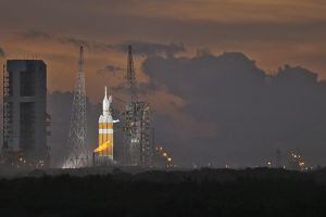 La nave Orión de la NASA espera en su plataforma de lanzamiento, luego de que su vuelo orbital de prueba fuera pospuesto por las altas velocidades de los vientos en el lugar. (AP)