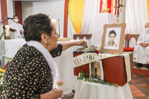 La madre de Germán Darío Flórez Jiménez recibiendo sus despojos mortales, 40 años después