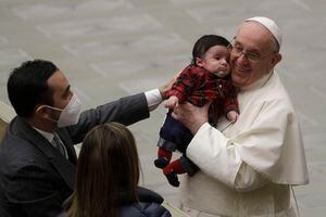 El Papa Francisco intercambia saludos navideños con los empleados del Vaticano en el salón Pablo VI, el lunes 21 de diciembre de 2020. Foto: AP / Gregorio Borgia.