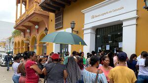 Filas de Renta Ciudadana en Cartagena en la mañana de este lunes, 17 de julio.