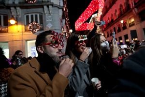 La gente come uvas como tradición para celebrar el Año Nuevo, en Sol Plaza en Madrid, España, el 31 de diciembre de 2021. (Foto de Juan Carlos Rojas/Xinhua a través de Getty Images)